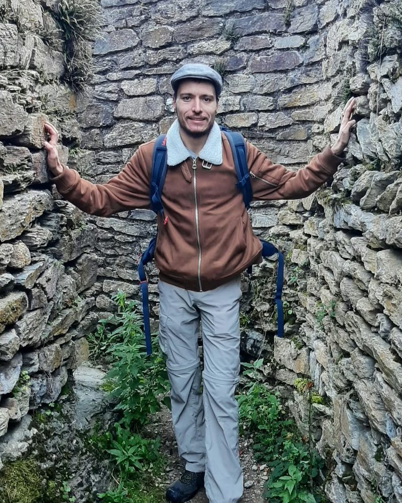 Axel Vuillemin, sourire aux lèvres, lors d’une balade entre de vieux murs en pierre